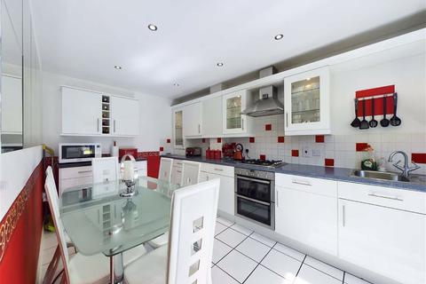 27 Woodvale Kingsway, Quedgeley, Gloucester, GL2 2AU