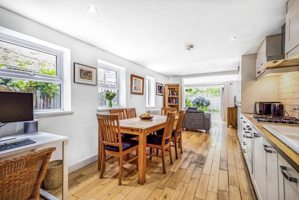 Gap Road, Wimbledon 2 bed flat £550,000