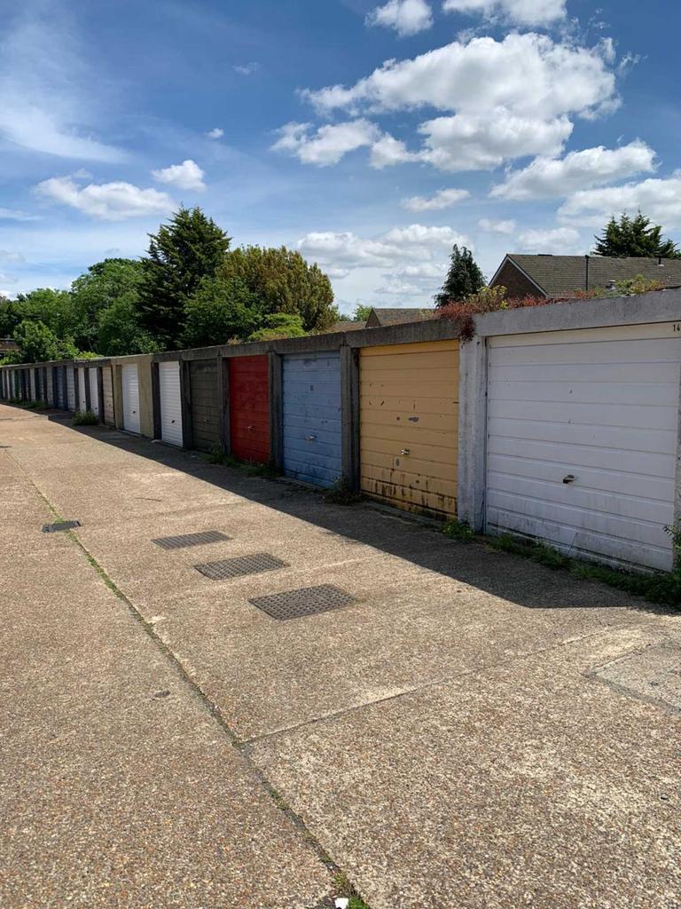 Hawthorne Place, Epsom Garage £100 pcm (£23 pw)
