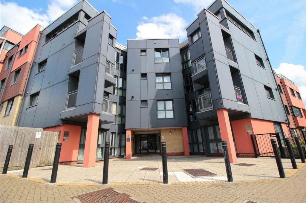 17 Bramley Crescent, Gants Hill, Ilford, Essex, IG2 2 bed apartment £1,400 pcm (£323 pw)