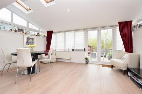 10 Spire Place, Warlingham, CR6 9LW