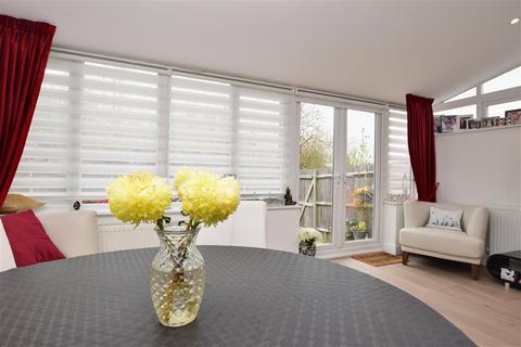 10 Spire Place, Warlingham, CR6 9LW