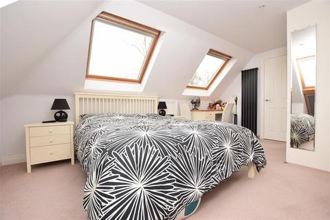 10 Spire Place, Warlingham, CR6 9LW