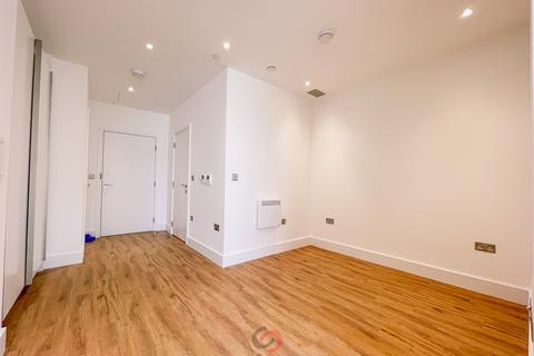 Studio to rent, Westgate House, Hanger Lane W5