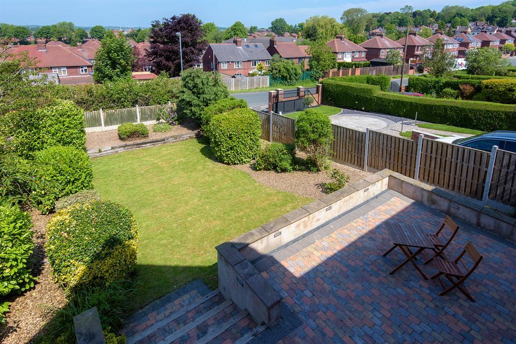 Hill Road, Castleford, WF10 4BT 5 bed detached house £400,000