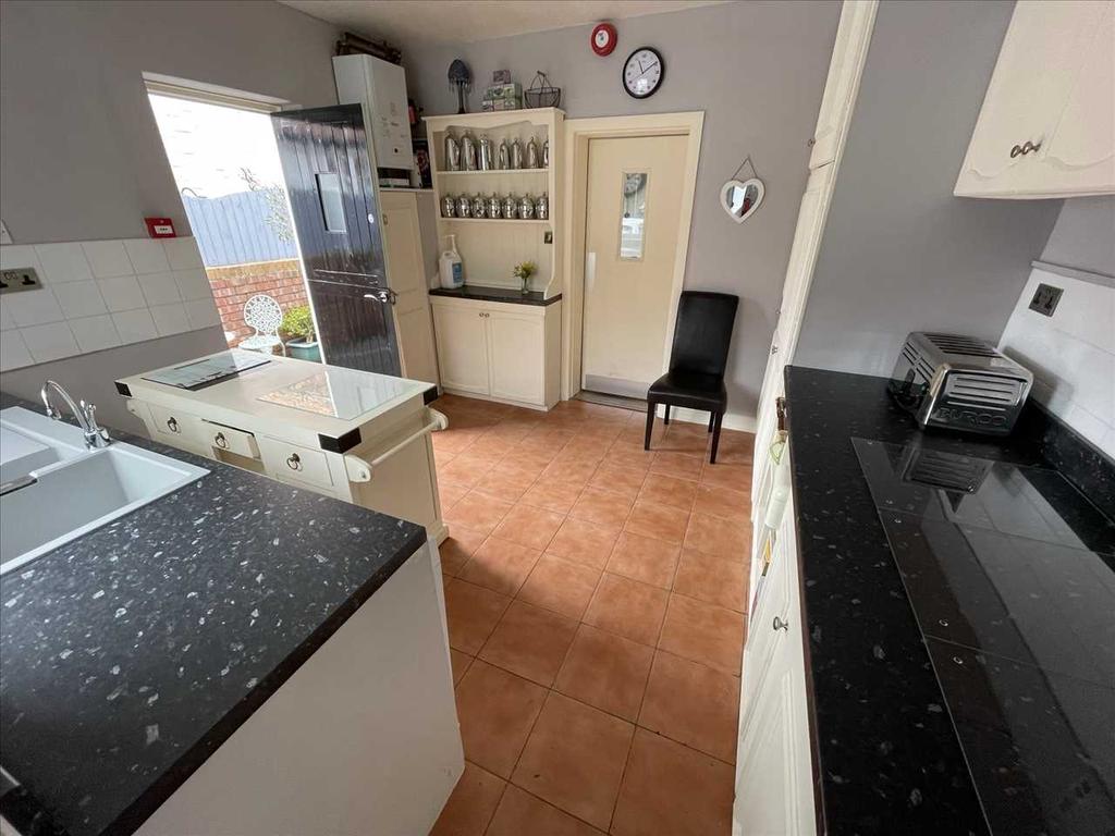Kitchen (L-shaped)