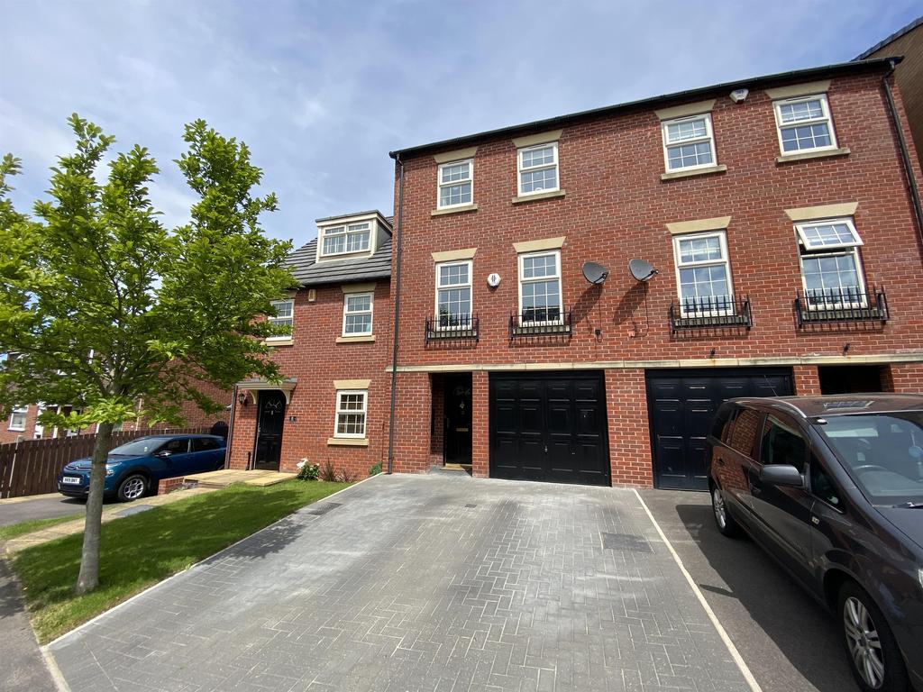 Hartfield Close, Hasland, Chesterfield, S41 0NU 4 bed townhouse £230,000