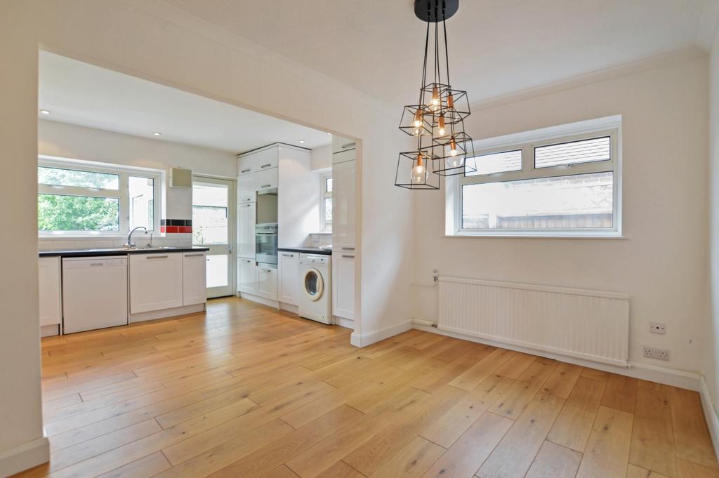 Lovelace Drive, Pyrford, Surrey, GU22 3 bed detached house £2,000 pcm