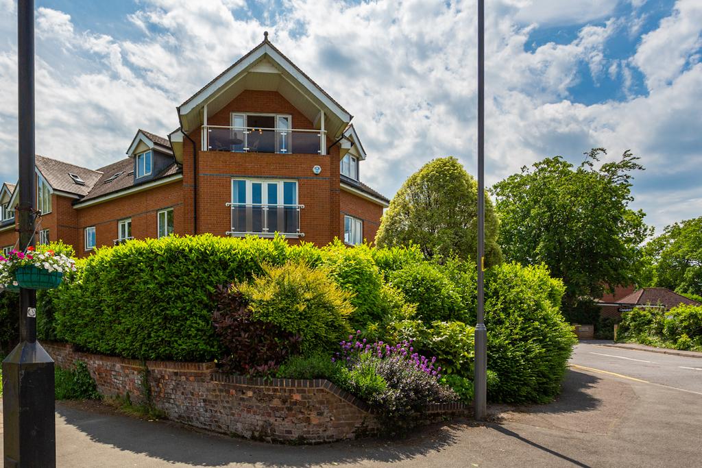 Grove Road, Beaconsfield 2 bed apartment £750,000