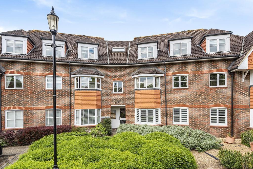 Hayward Road, Thames Ditton, KT7 2 bed flat £1,675 pcm (£387 pw)