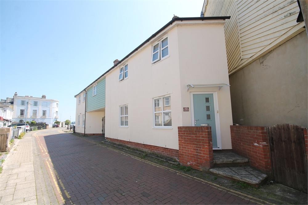 Suffolk Street, WALTON ON THE NAZE 2 bed end of terrace house £195,000