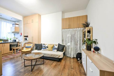 Studio to rent, Quex Road, West Hampstead, NW6, London