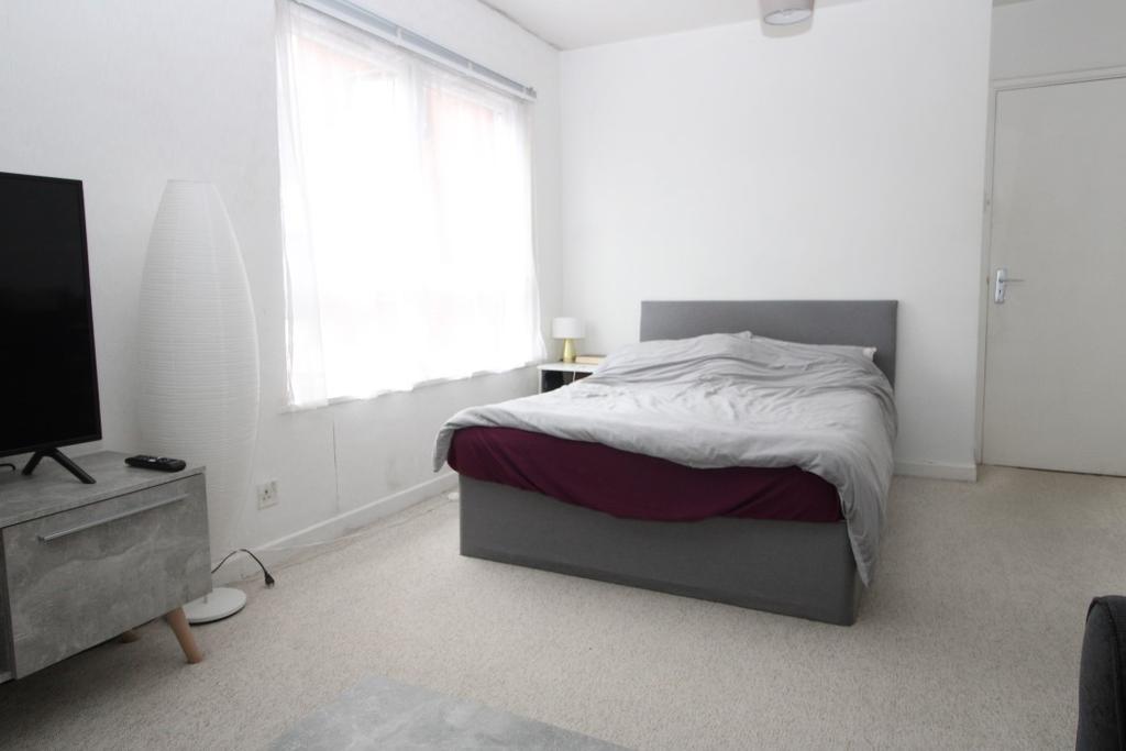 Hillcroft Crescent, Ealing Studio £1,000 pcm (£231 pw)