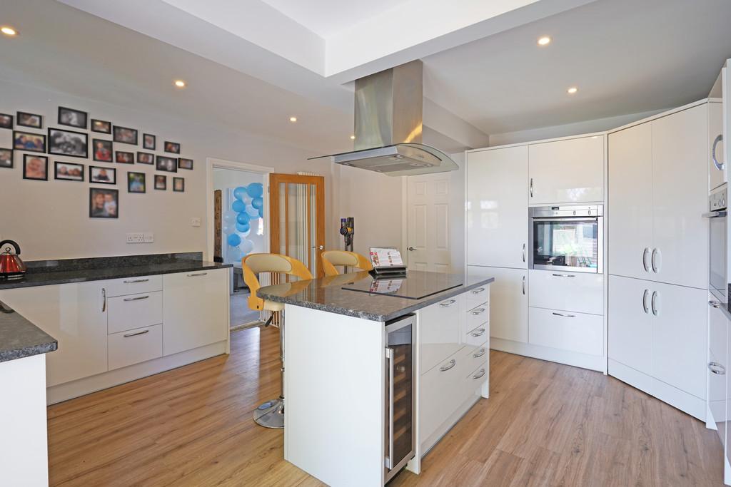 Dellow Grove, Alvechurch, B48 7NR 5 bed link detached house £495,000