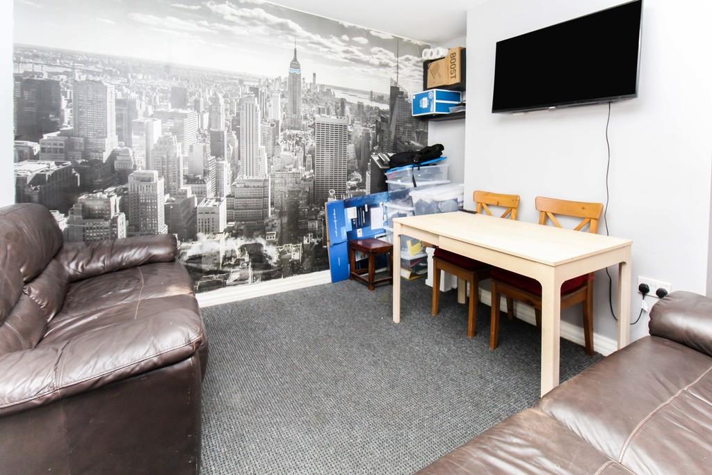 Headingley Mount, Headingley 4 bed semidetached house £2,219 pcm (£