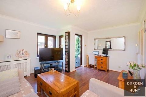 32 Cedar Close, Buckhurst Hill, IG9 6EJ