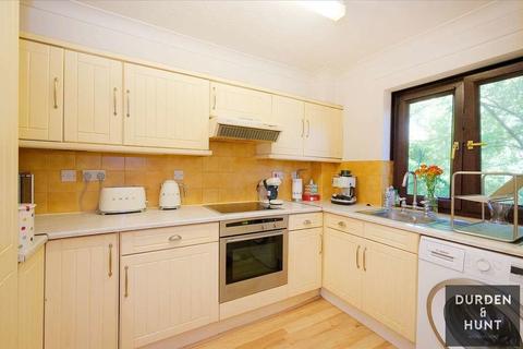 32 Cedar Close, Buckhurst Hill, IG9 6EJ