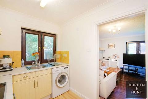 32 Cedar Close, Buckhurst Hill, IG9 6EJ