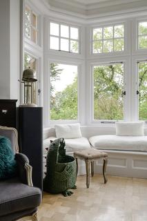 1, Knott Park House Wrens Hill, Oxshott, Leatherhead, KT22 0HW