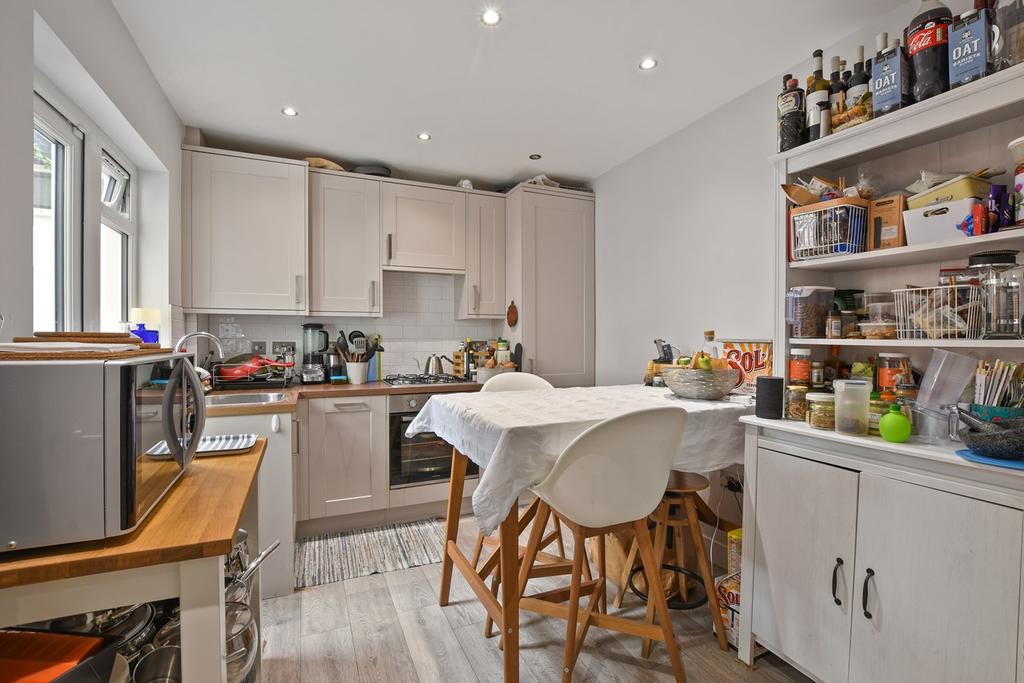 Charteris Road, London, N4 1 bed apartment £1,575 pcm (£363 pw)