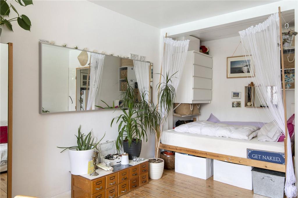 Tudor Close, Brixton Hill, London, SW2 Studio £950 pcm (£219 pw)