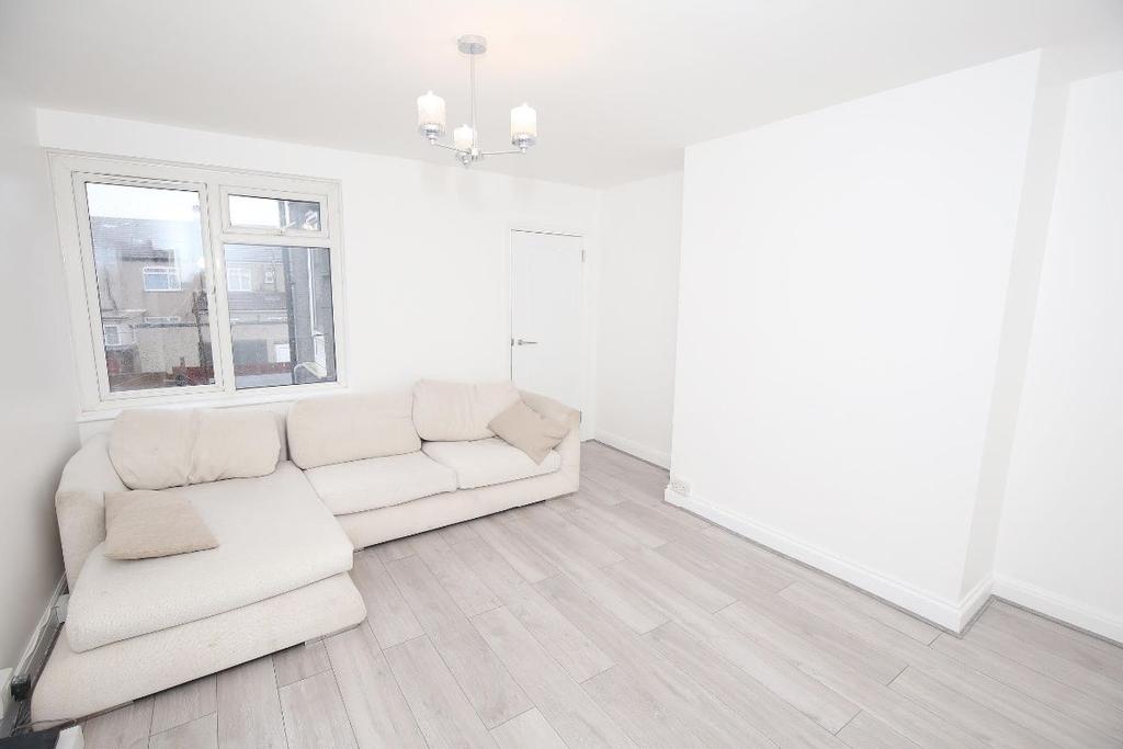 Lansdell Road, Mitcham 3 bed flat £360,000