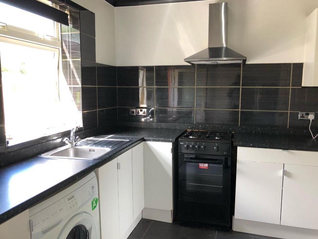 Glenburn Crescent, Paisley 2 bed terraced house £595 pcm (£137 pw)