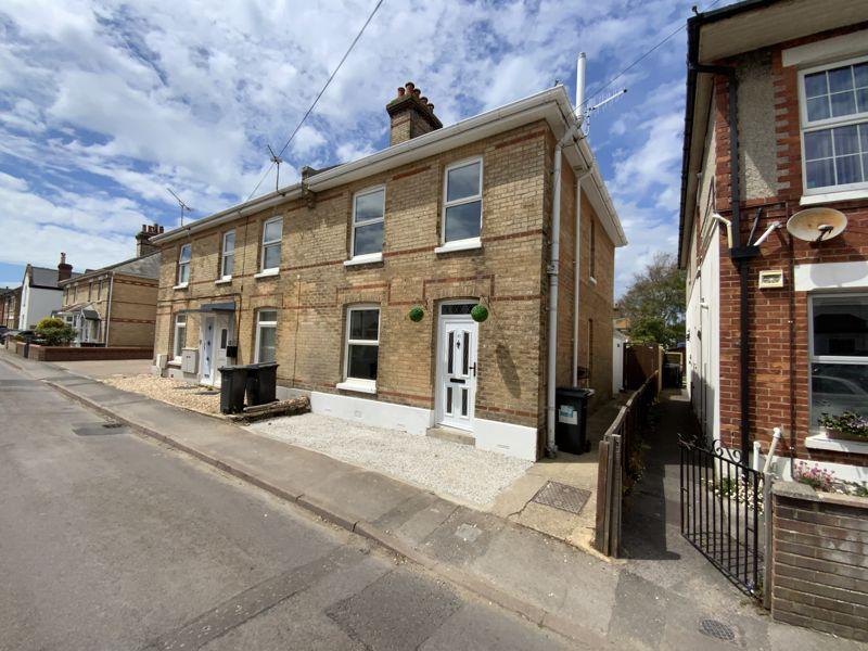 Stourfield Road, Southbourne... 3 bed semidetached house £1,600 pcm (£369 pw)