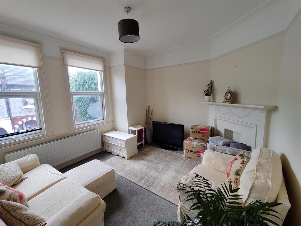 35 Salterford Road Livingroom.jpg