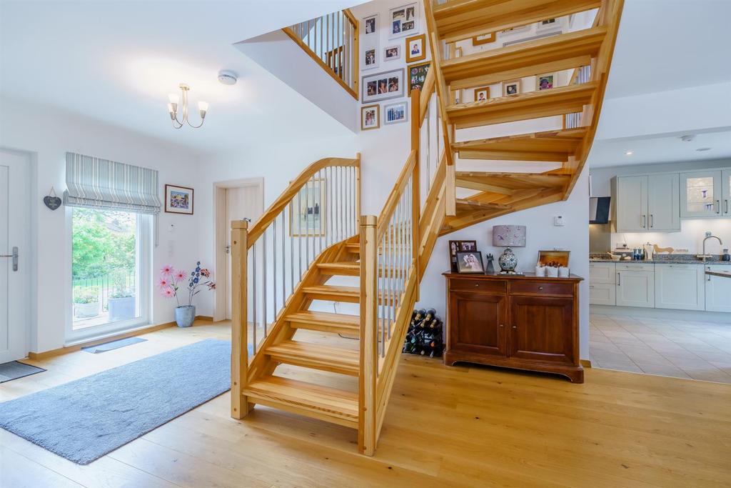 Henley Road, Marlow, Buckinghamshire, SL7 2DF 4 bed detached house for