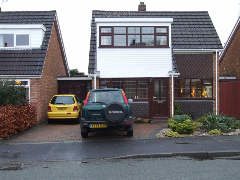 Rosebank, Lymm 3 bed link detached house £995 pcm (£230 pw)
