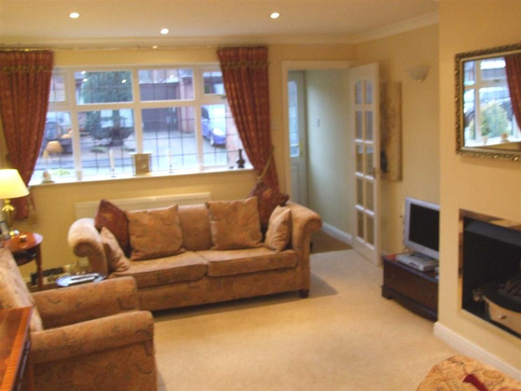 Rosebank, Lymm 3 bed link detached house £995 pcm (£230 pw)