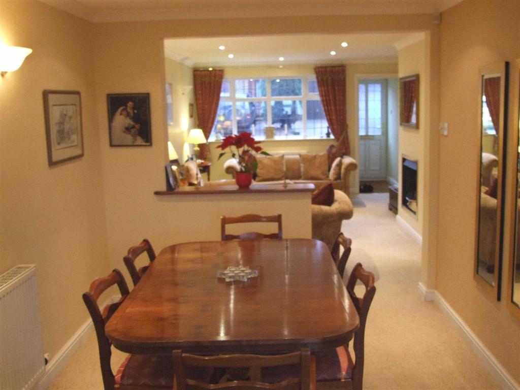 Rosebank, Lymm 3 bed link detached house £995 pcm (£230 pw)