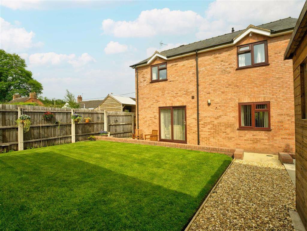 School Road, Ruyton XI Towns, SY4 4 bed detached house £350,000