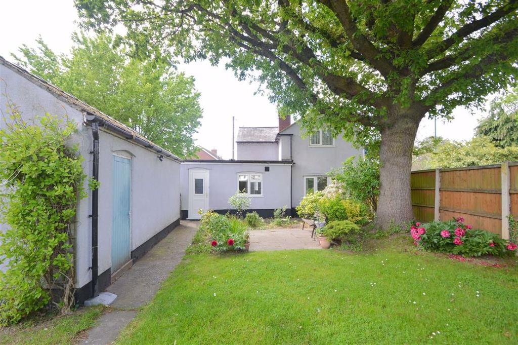 Mytton Oak Road, Copthorne, Shrewsbury 3 bed detached house £215,000