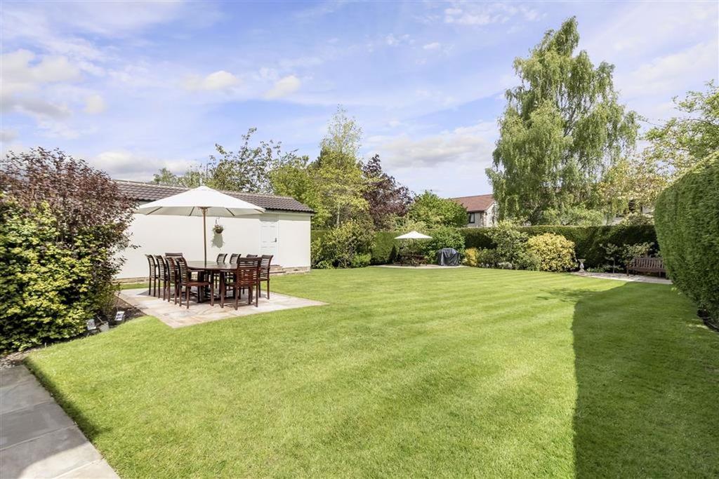 Oatlands Drive, Harrogate, North Yorkshire 6 bed detached house for