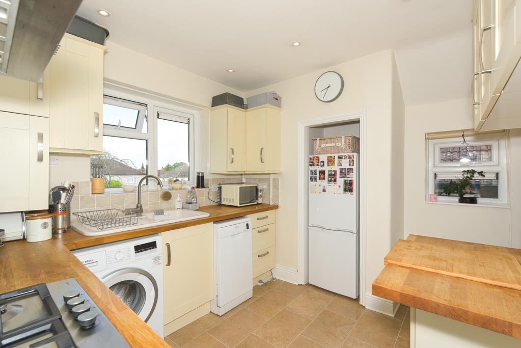 Courtney Crescent, Carshalton 2 bed flat £330,000