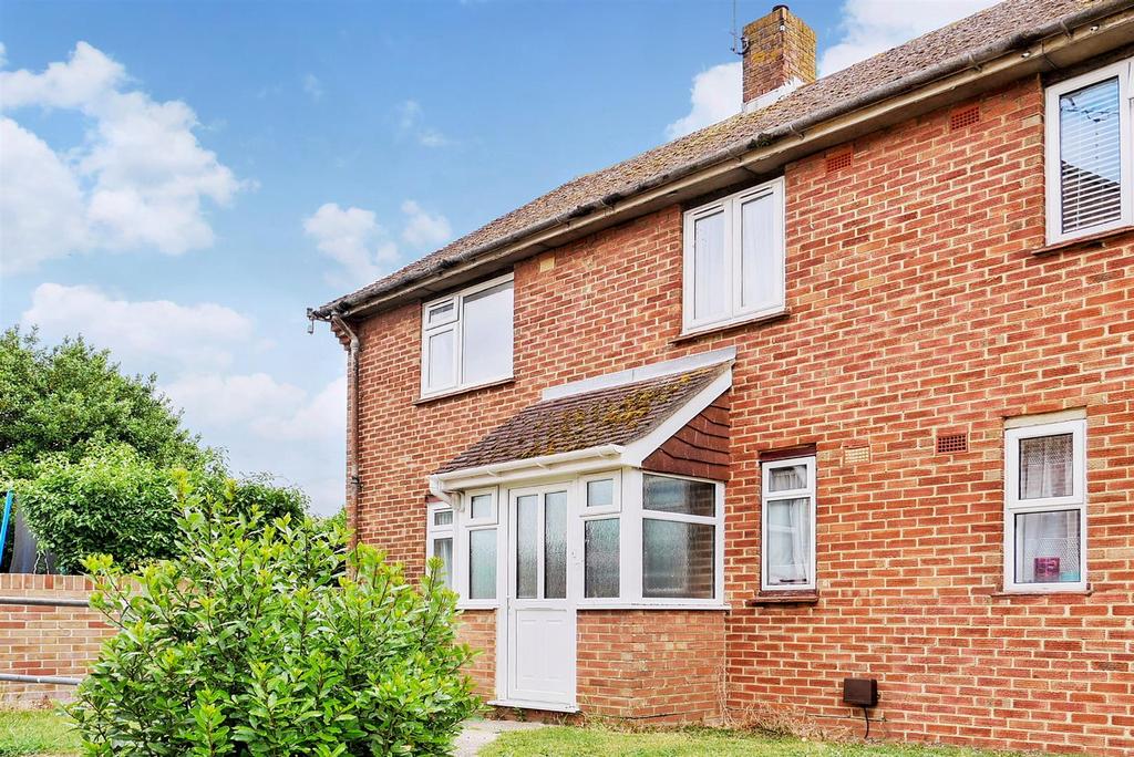 Kingsham Avenue, Chichester 5 bed end of terrace house £1,700 pcm (£392 pw)