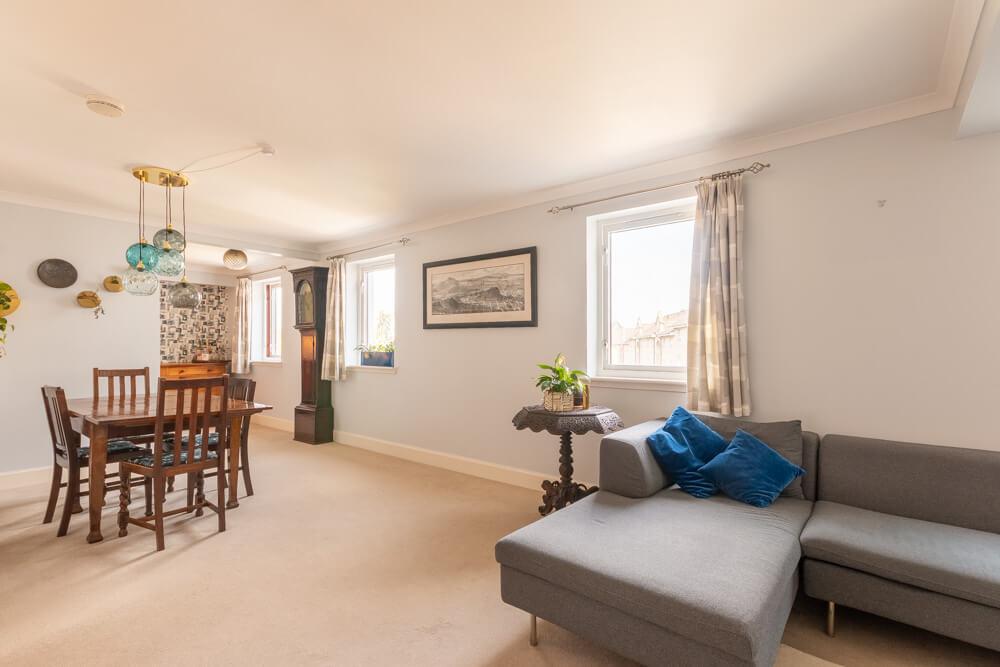 Hopetoun Crescent Edinburgh EH7 4AY... 3 bed flat £1,550 pcm (£358 pw)