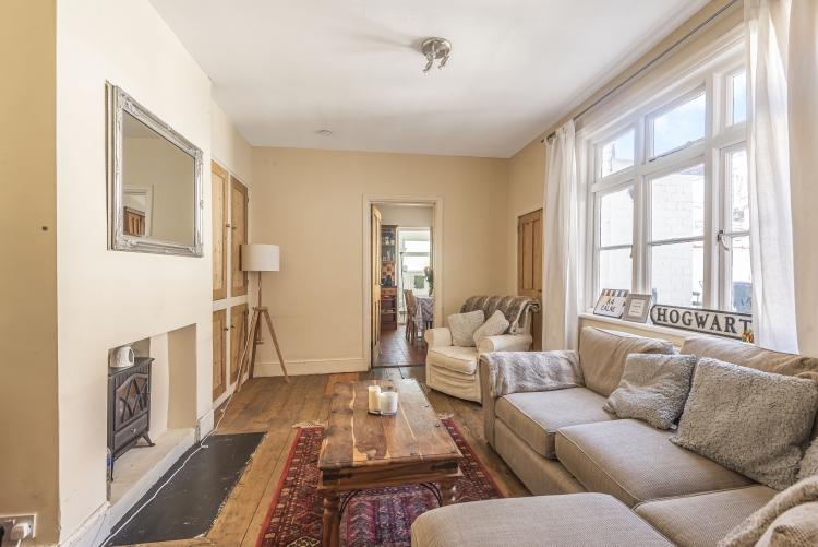 Strickland Row London SW18 4 bed flat £2,400 pcm (£554 pw)