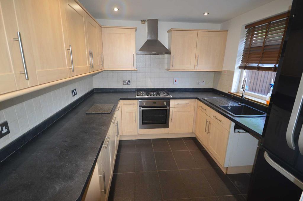 Davington Road, Dagenham 3 bed semidetached house £1,499 pcm (£346 pw)