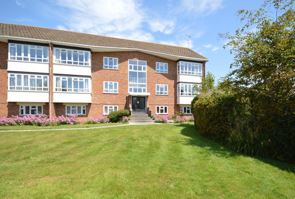 Turret House, Limmer Lane, Felpham, PO22 3 bed flat £1,100 pcm (£254 pw)