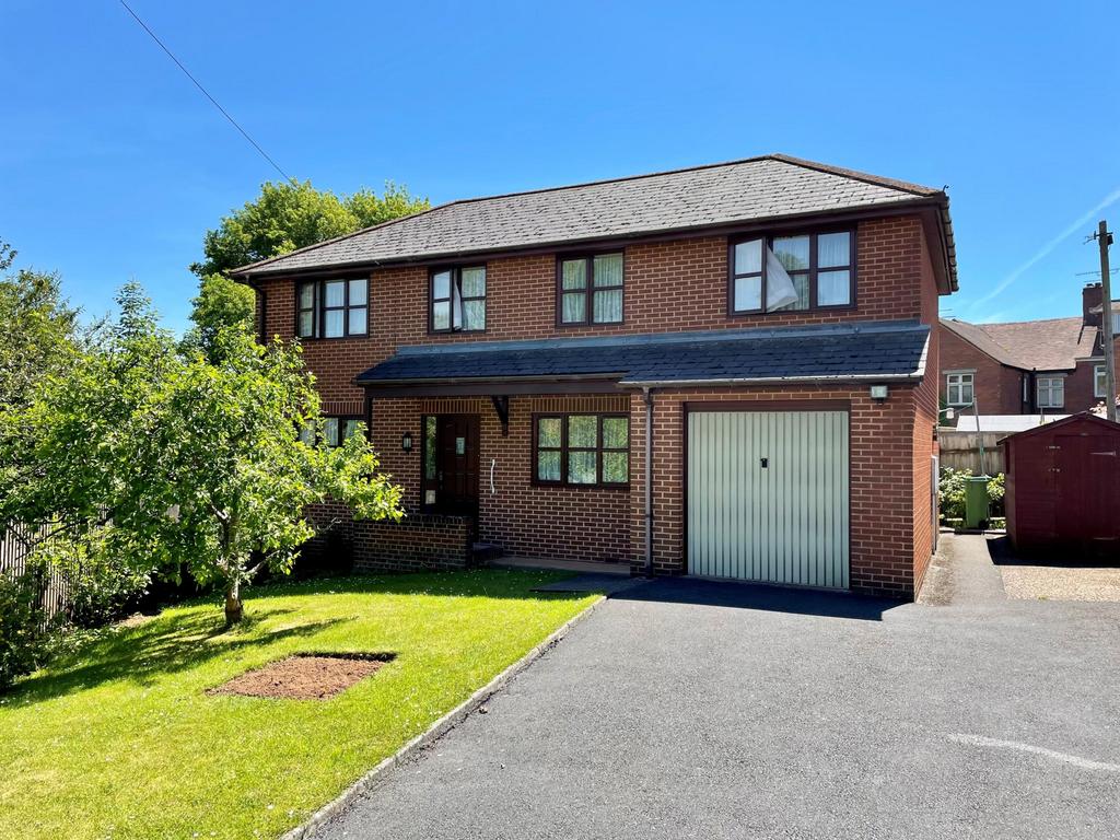Latimer Road, Exeter, EX4 4 bed detached house £350,000