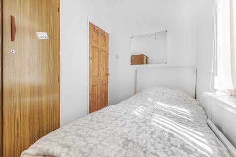 27 Slade Grove, Manchester, M13 0QF