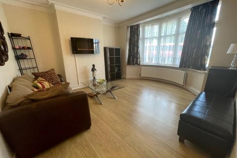 3 bedroom semi-detached house to rent, Winchmore Hill Road, Southgate