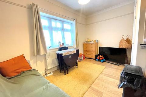 1 bedroom flat to rent, Fountains Crescent, Southgate