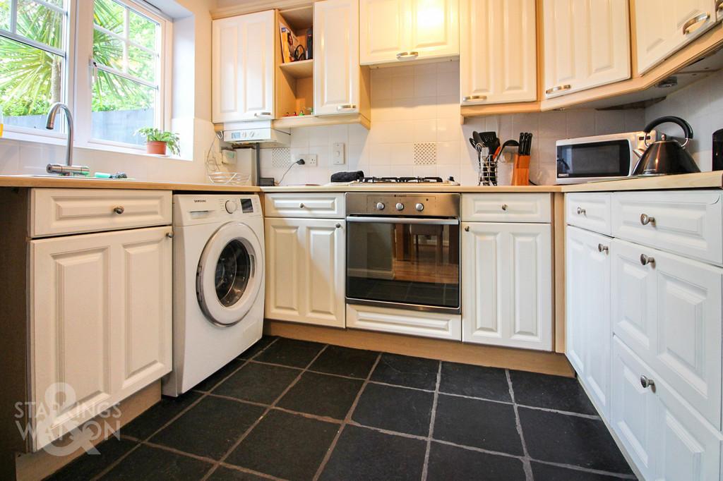 b Drive, Rackheath, Norwich 3 bed semidetached house £245,000