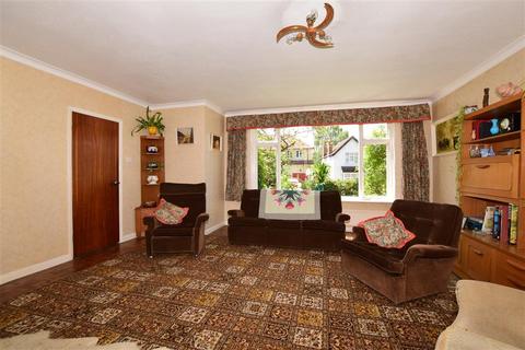 18 Kingston Avenue, Leatherhead, KT22 7HY