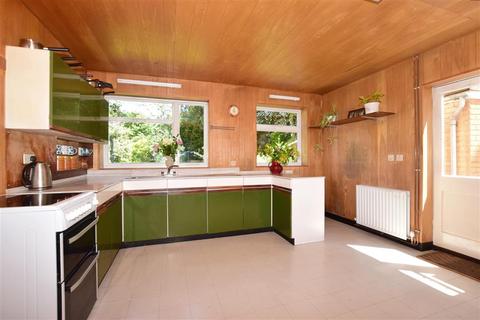 18 Kingston Avenue, Leatherhead, KT22 7HY