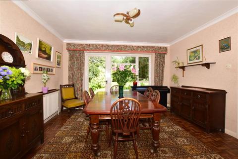 18 Kingston Avenue, Leatherhead, KT22 7HY